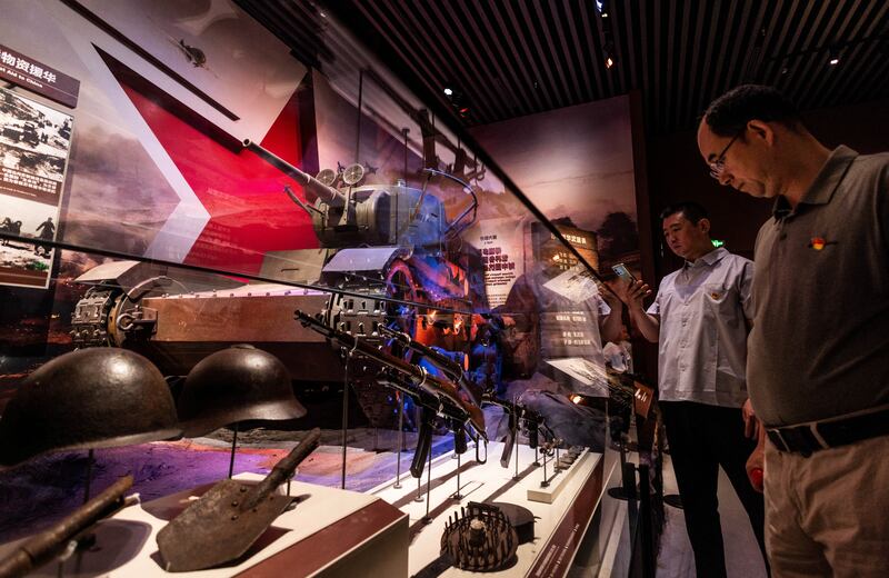 民众在北京的中国人民抗日战争纪念馆参观。