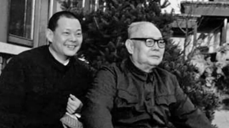 叶选平(左)和父亲叶剑英。(Public Domain)