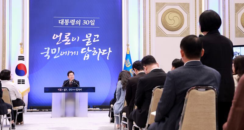 이재명 대통령이 3일 청와대 영빈관에서 '대통령의 30일, 언론이 묻고 국민에게 답하다' 기자회견을 하며 취재진의 질문을 받고 있다. 2025.7.3